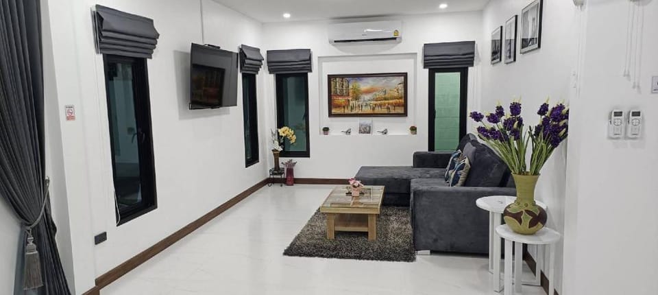Private Pool With Jacuzzi Kids Pool Royal Park Villa in Pattaya City
