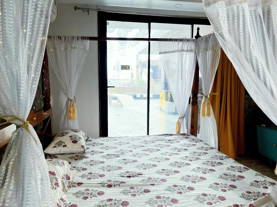 Jacuzzi-HotTub-Private Bedroom and private Terrace Apartment in Delhi
