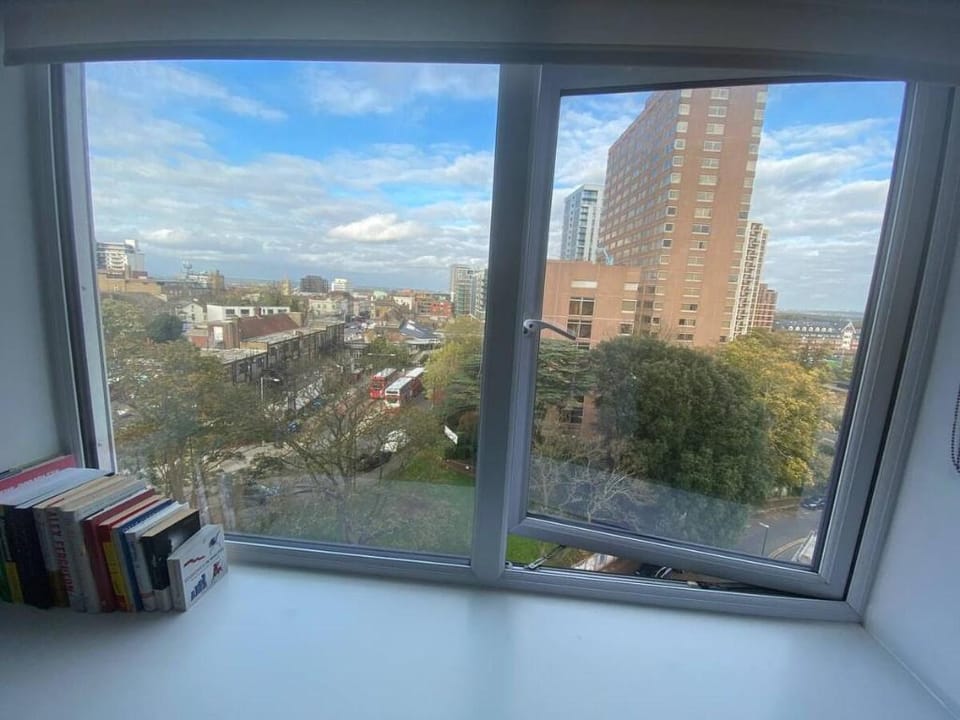 Modern 1+1 flat next to Sutton train station Apartment in England