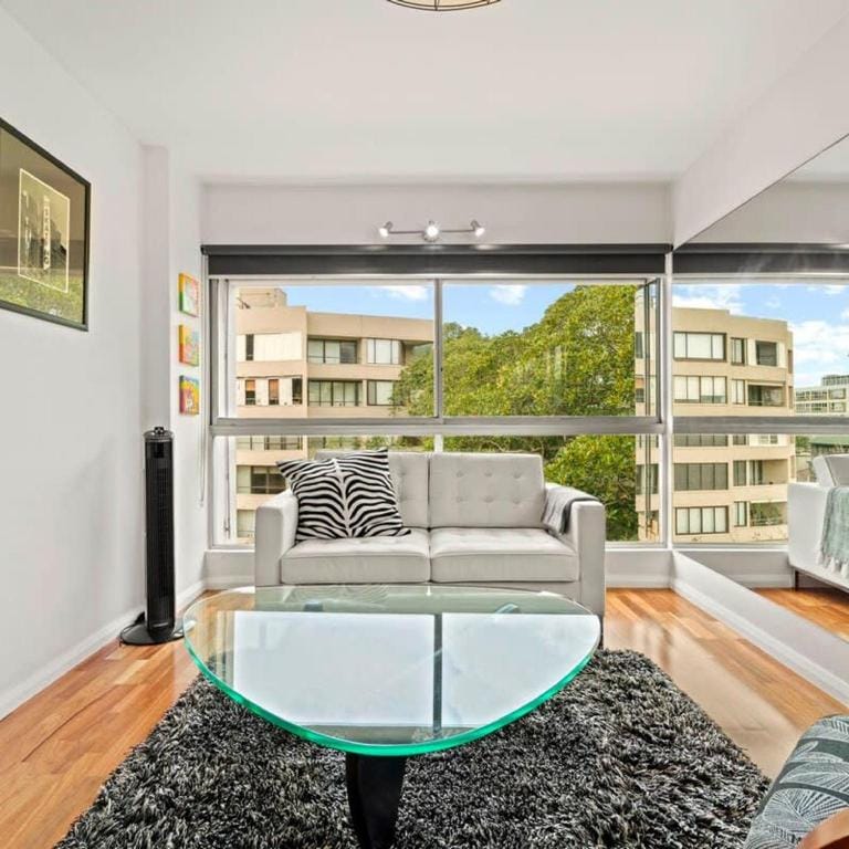 Heart Of The City Minutes from Macleay Street Apartment in Sydney