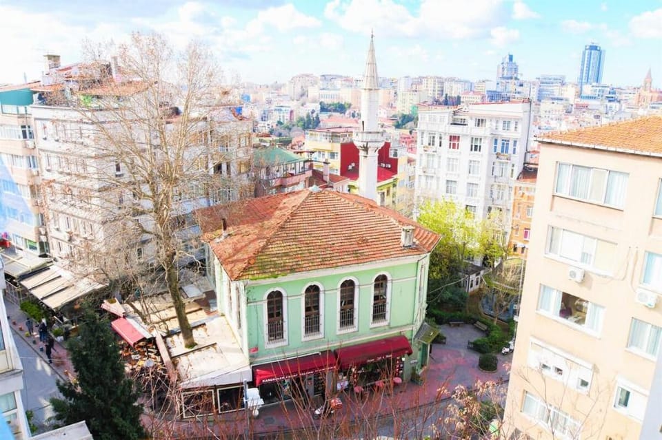 Modern Design 3 BR Flat, 4AC, Lift, Cihangir,SS5 Apartment in Istanbul
