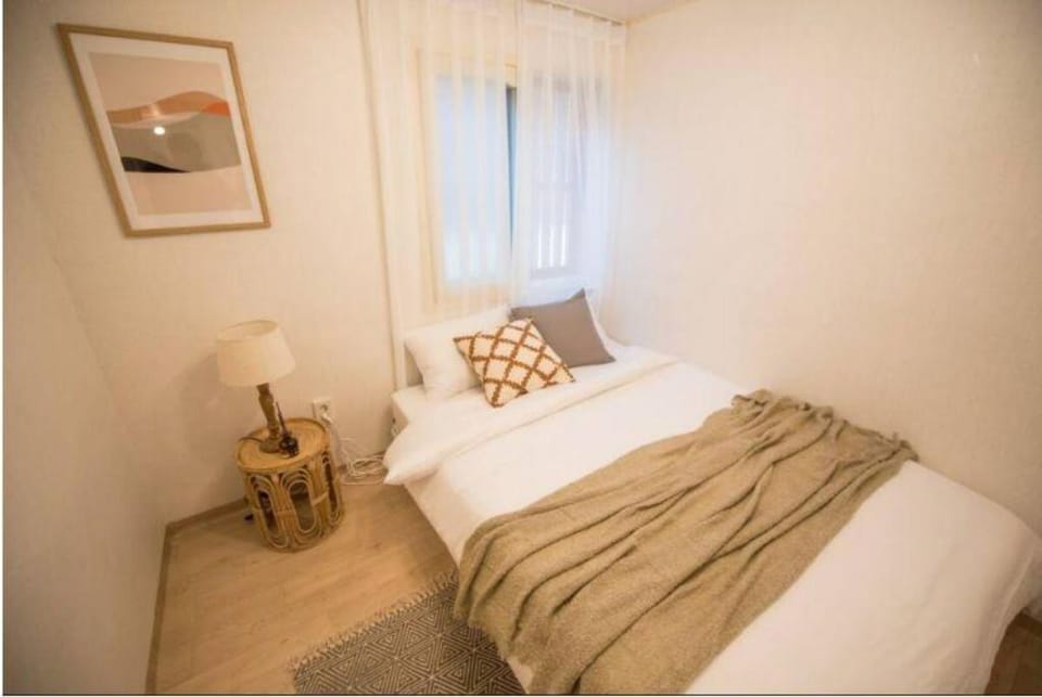 Big House! 4beds, 3rooms, with Hongik univ.  [5] Villa in Seoul