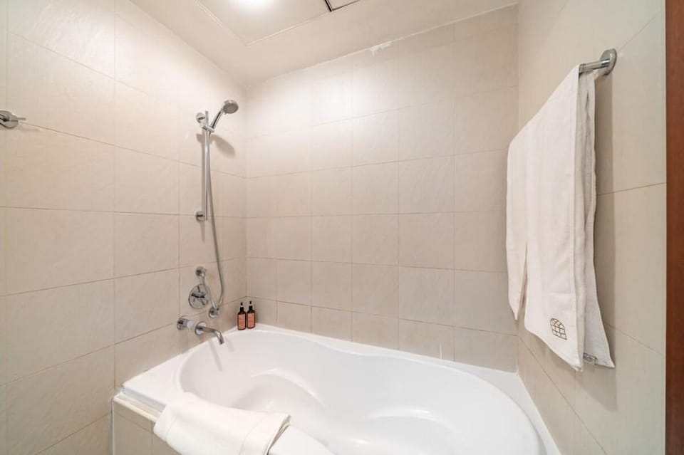 Splendid 1BR & Study w/ Downtown Skyline Burj View Apartment in Dubai