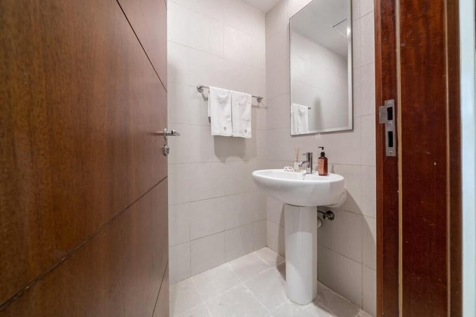 Splendid 1BR & Study w/ Downtown Skyline Burj View Apartment in Dubai