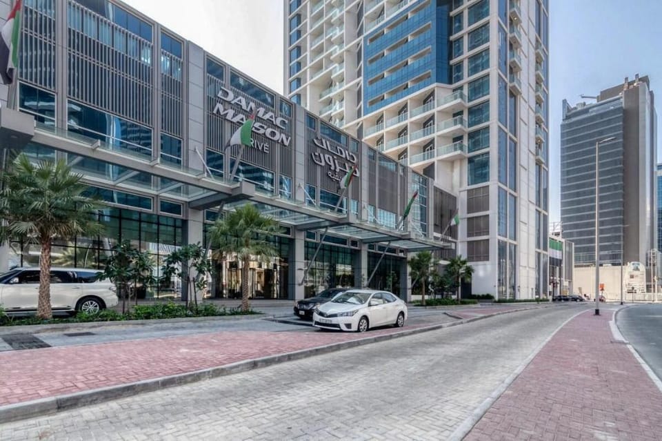 Stylish Lux Studio in Business Bay near Canal Apartment in Dubai