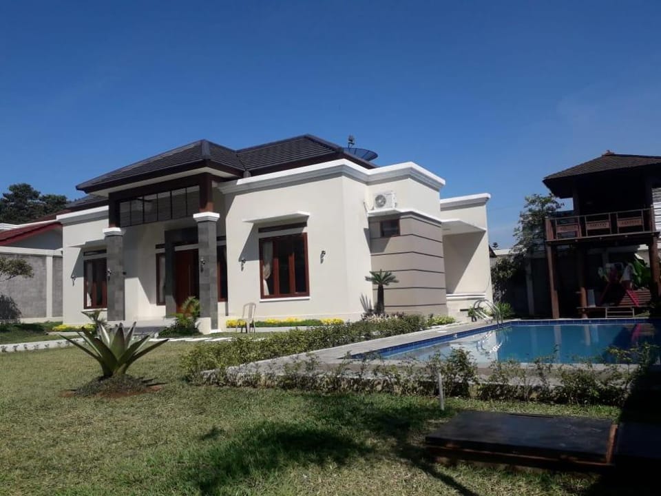 Sankis 4 Villa in Cisarua