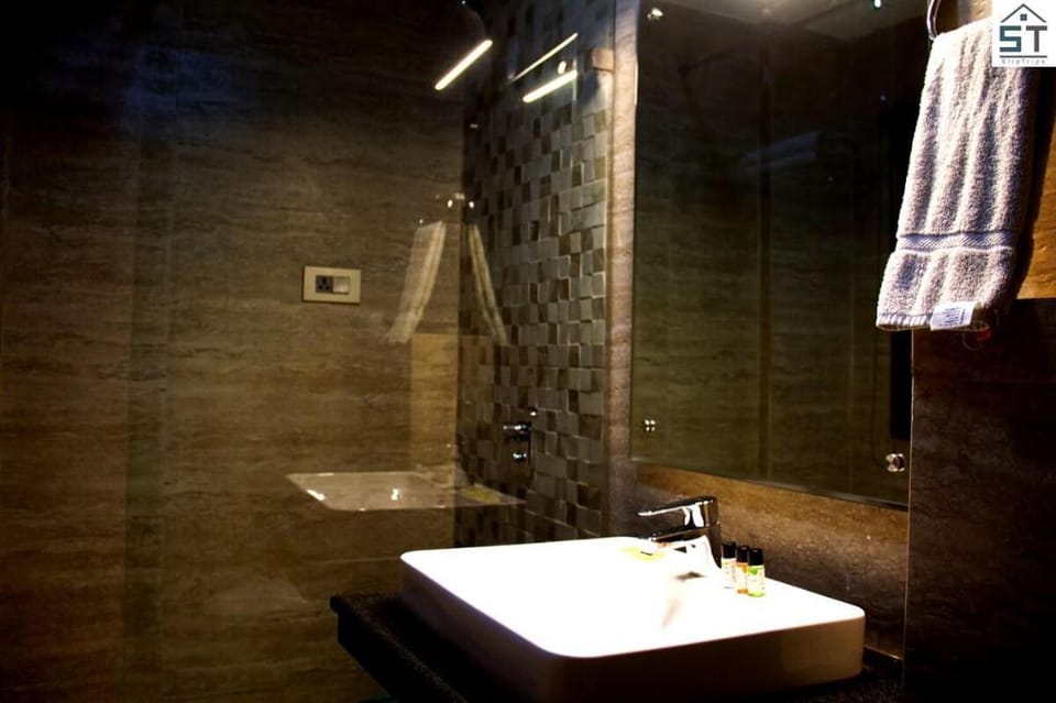Twin bedded, Room In Heritage Luxury near Airport Vacation rental in India