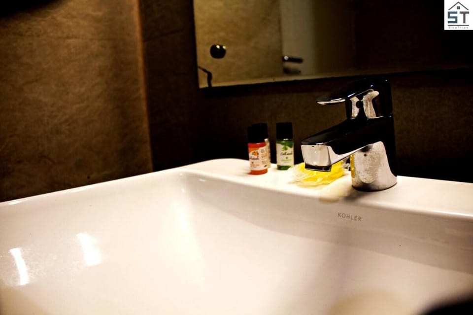 Twin bedded, Room In Heritage Luxury near Airport Vacation rental in India