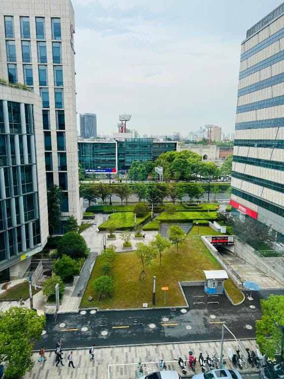 Shanghai-五角场-大学路-顶层超大阳光窗room Apartment in Shanghai
