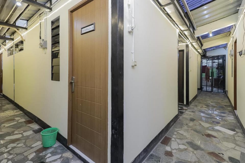 RedDoorz near RS Sari Asih Ciledug Hotel in Jakarta