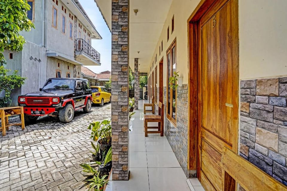 SPOT ON 91824 Rumah Kaloka Syariah Hotel in East Java