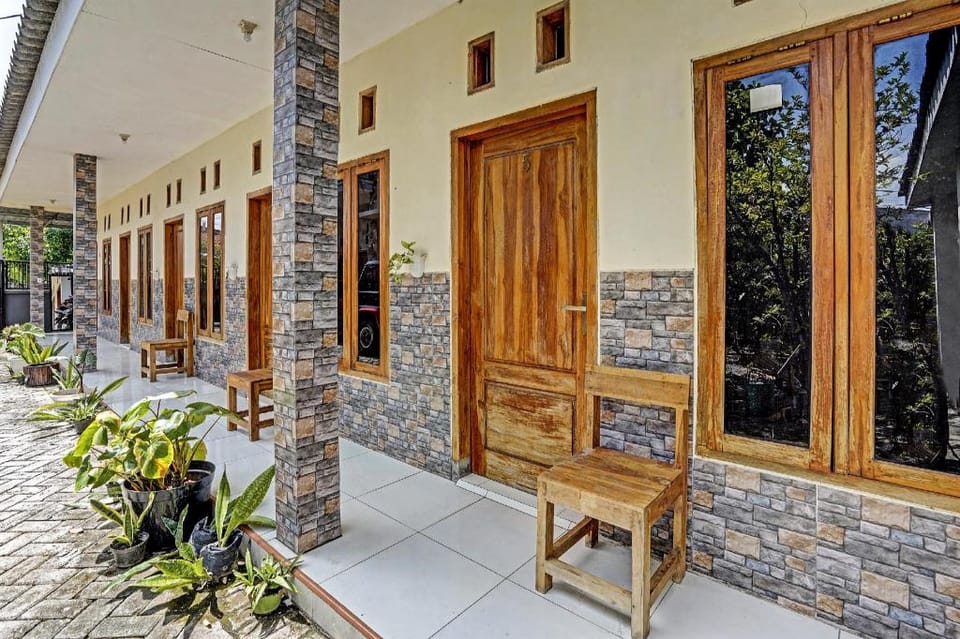 SPOT ON 91824 Rumah Kaloka Syariah Hotel in East Java