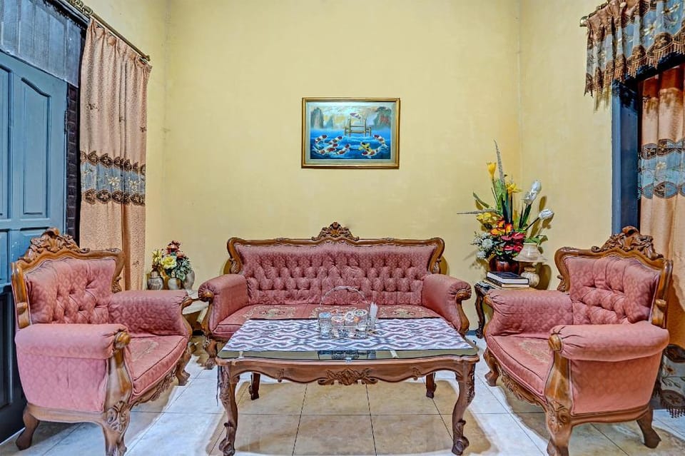 OYO 91848 Kost As-salaam Syariah Hotel in East Java