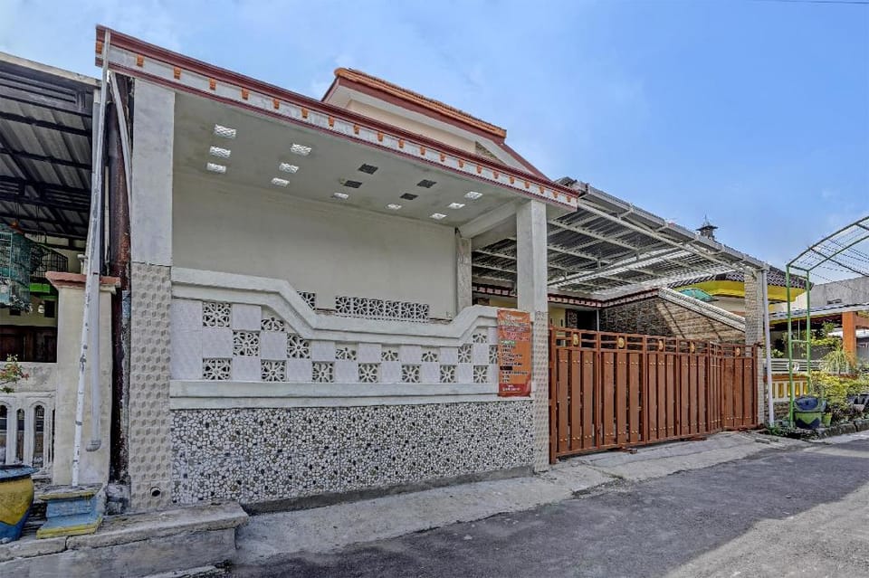 OYO 91848 Kost As-salaam Syariah Hotel in East Java