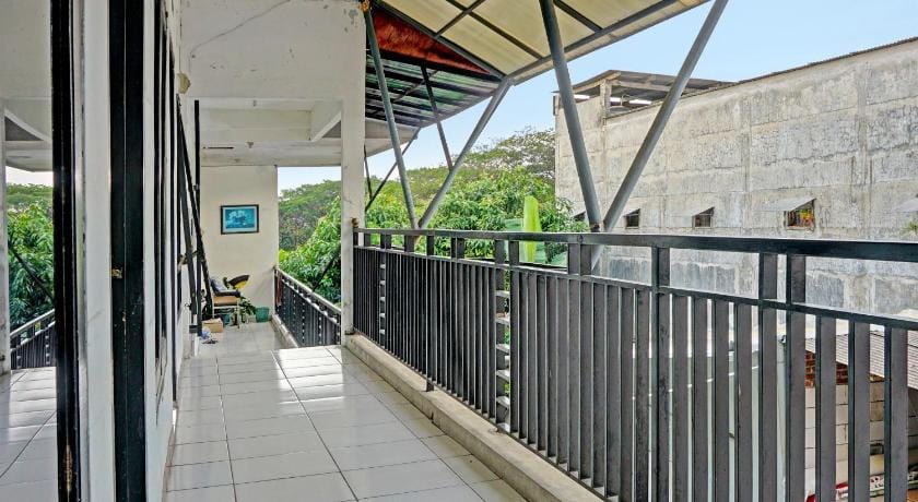 OYO Life 91896 Kost Bu Dewi Syariah Hotel in East Java