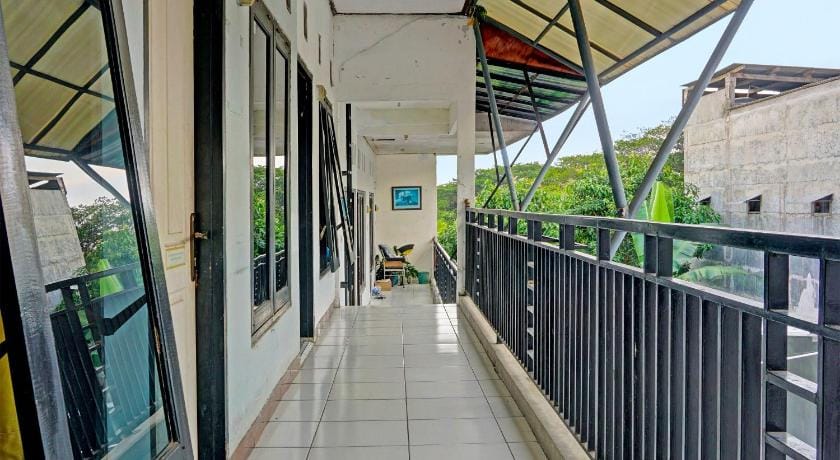 OYO Life 91896 Kost Bu Dewi Syariah Hotel in East Java