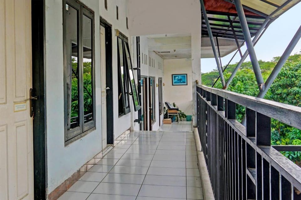 OYO Life 91896 Kost Bu Dewi Syariah Hotel in East Java