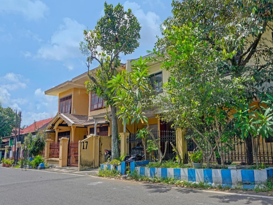 SPOT ON 91890 Kost Kalasan Syariah Hotel in East Java