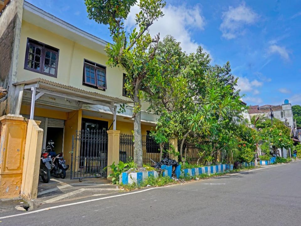 SPOT ON 91890 Kost Kalasan Syariah Hotel in East Java