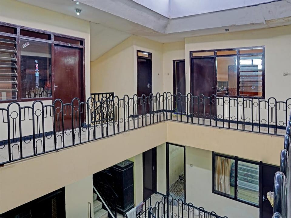 SPOT ON 91890 Kost Kalasan Syariah Hotel in East Java