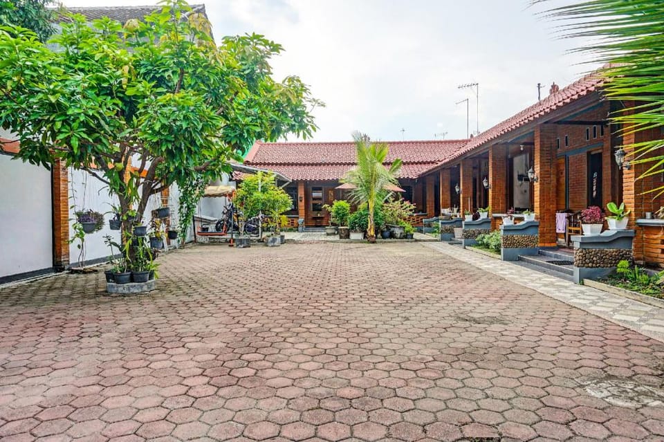 OYO Life 91814 Griya Asoka Syariah Hotel in East Java