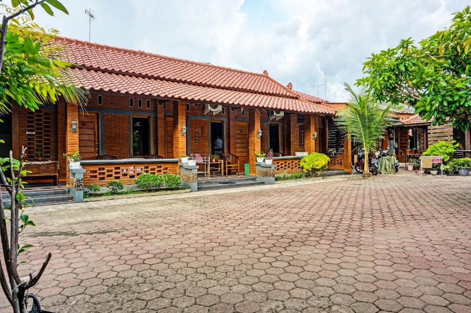 OYO Life 91814 Griya Asoka Syariah Hotel in East Java