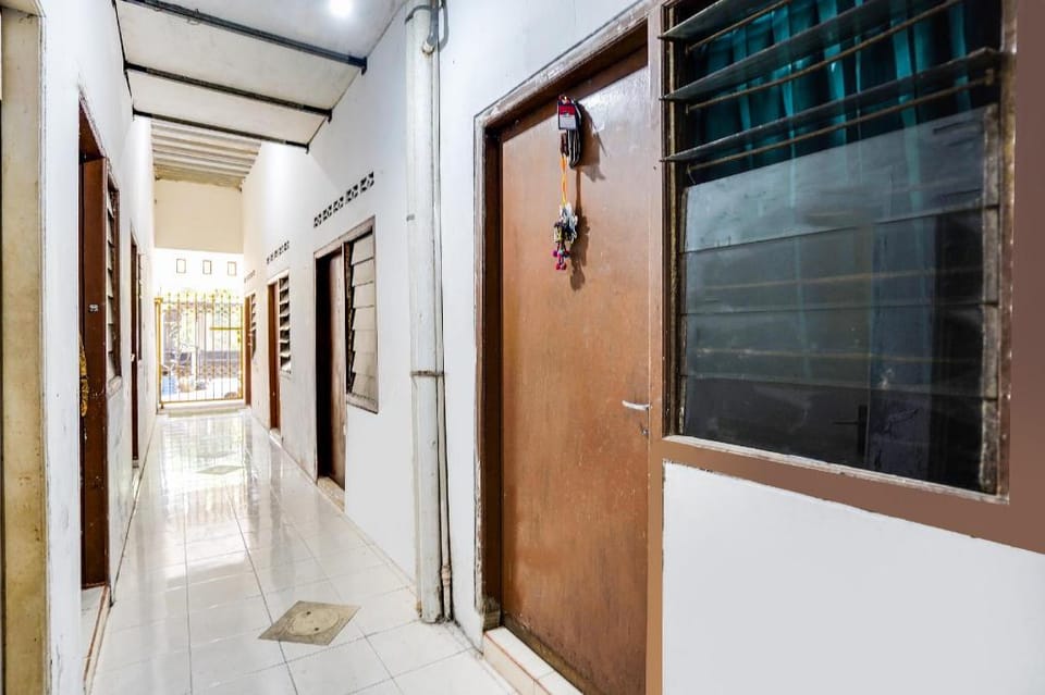 OYO Life 91893 Kost Jeje Syariah Hotel in Surabaya