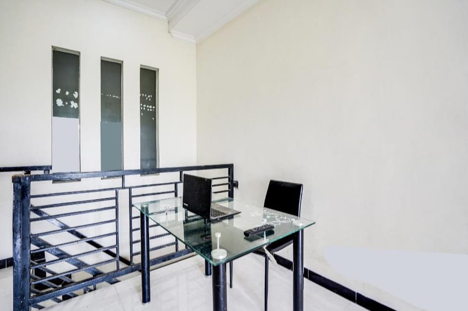 OYO Life 91893 Kost Jeje Syariah Hotel in Surabaya