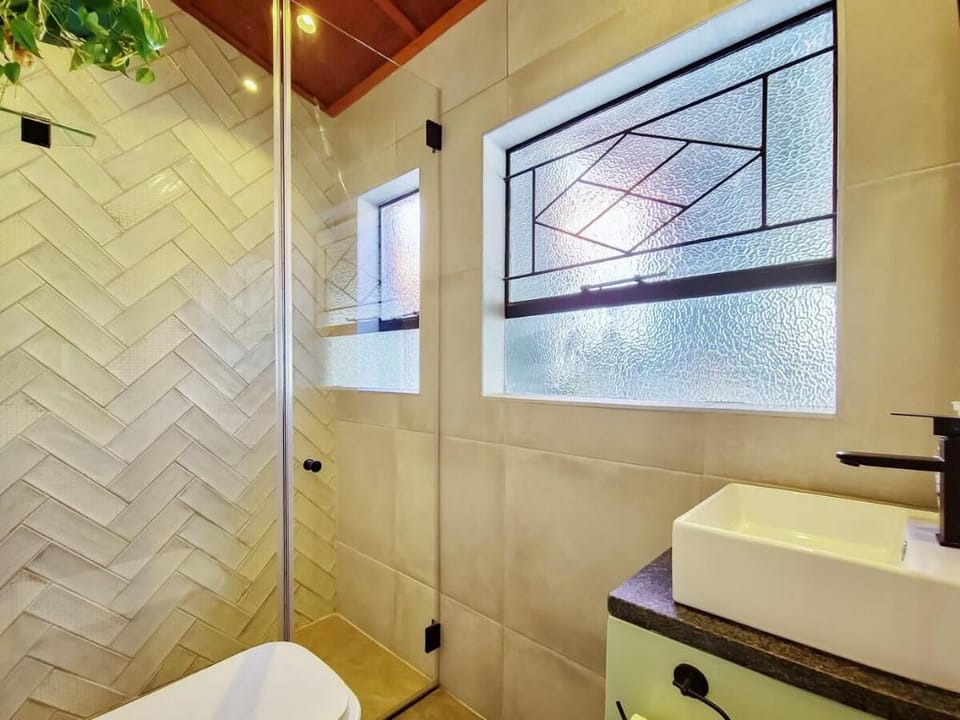 Sunny 5 bedroom villa ideal for large groups Villa in Cape Town