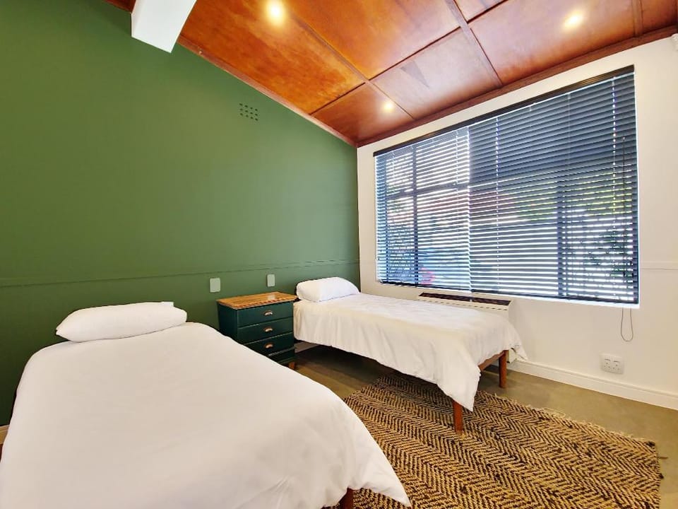 Sunny 5 bedroom villa ideal for large groups Villa in Cape Town