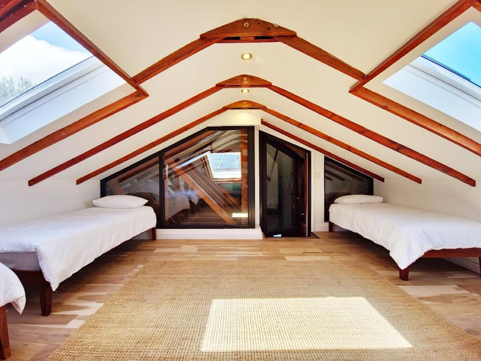 Sunny 5 bedroom villa ideal for large groups Villa in Cape Town