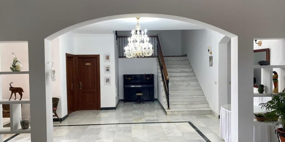 Giant Villa.Pool-AC. Road access. No neighbours. Villa in Valle del Guadalhorce