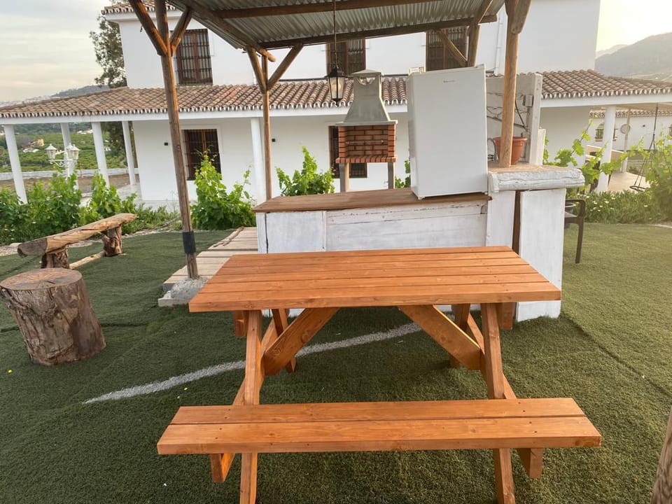 Giant Villa.Pool-AC. Road access. No neighbours. Villa in Valle del Guadalhorce