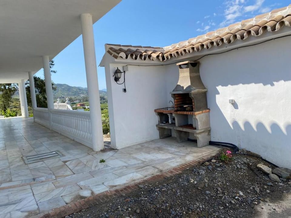 Giant Villa.Pool-AC. Road access. No neighbours. Villa in Valle del Guadalhorce