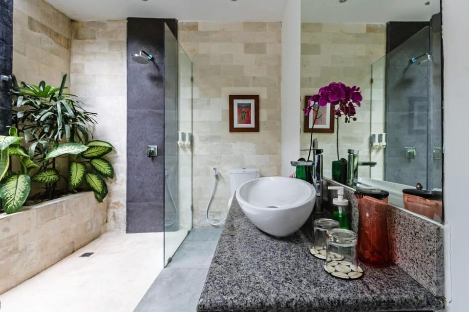 Alchemy, Trendy 4 BR Villa in Superior Location Villa in Kuta