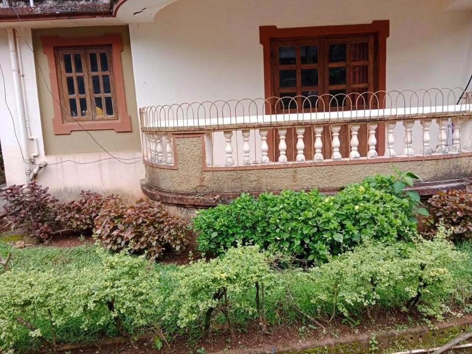 Beautiful 2 bedroom service apartment with pool Apartment in Candolim