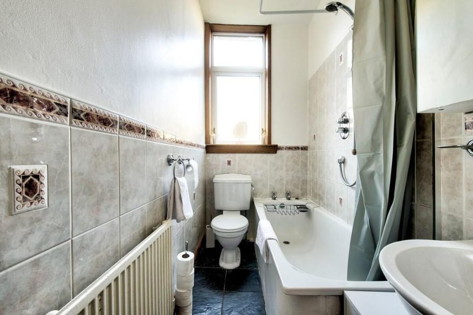 Holyrood Park Apartment near Royal Mile and Palace Apartment in Edinburgh