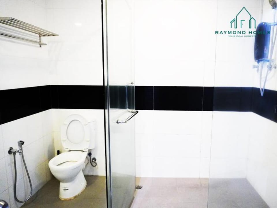 Seaview Balcony Family Home 2BR #6pax Apartment in George Town