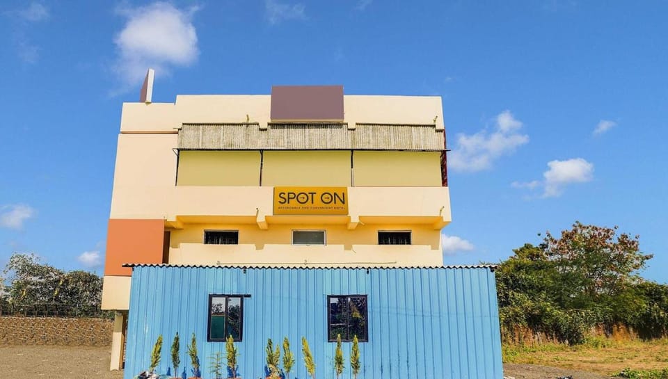 SPOT ON Fakt Tu Aani Mi Hotel in Maharashtra