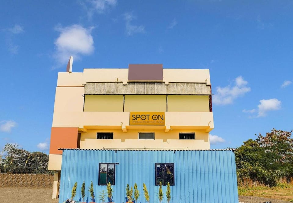 SPOT ON Fakt Tu Aani Mi Hotel in Maharashtra