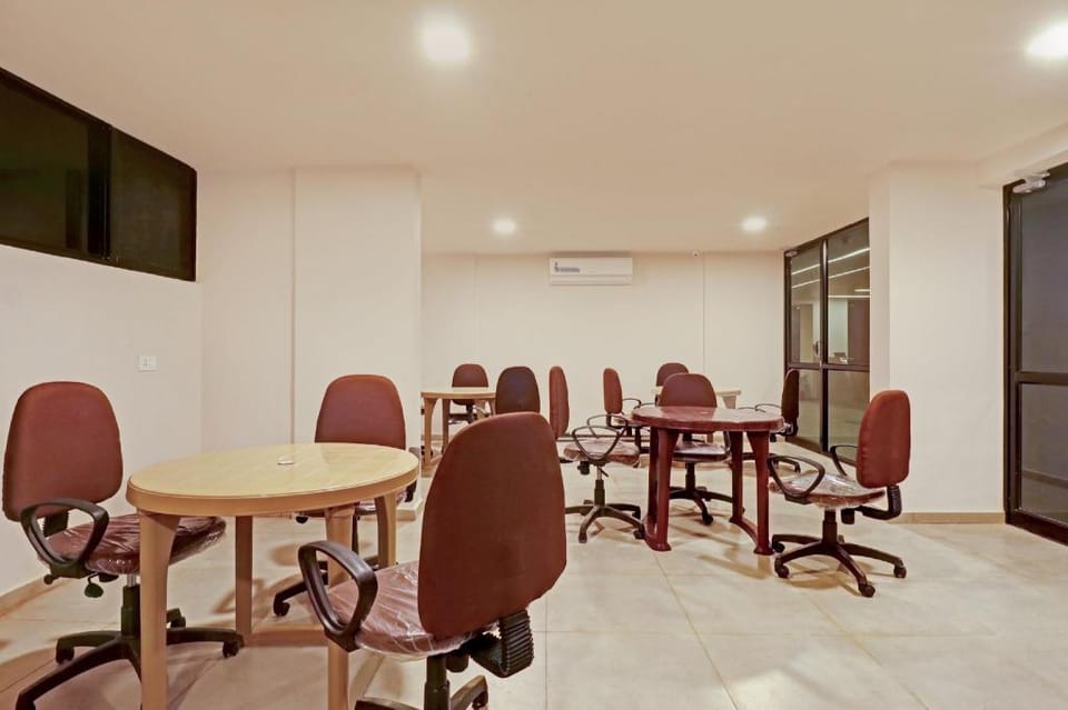 Super OYO Townhouse Oak Tierra Woods Manyata Hotel in Bengaluru