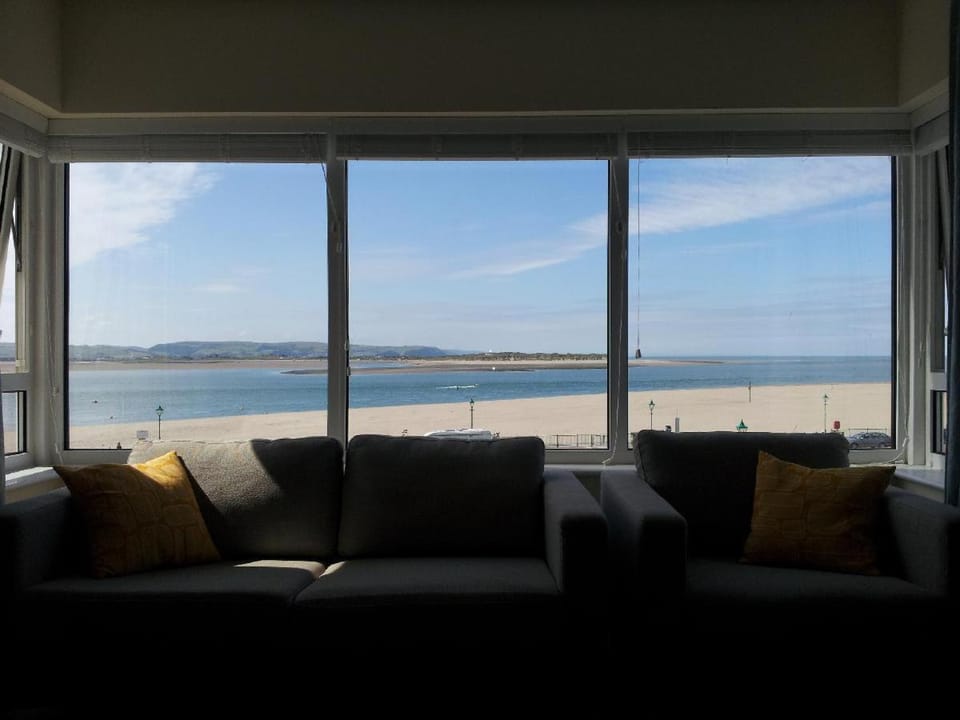 Lovely seafront 2 bedroom Apartment 4 Apartment in Aberdyfi