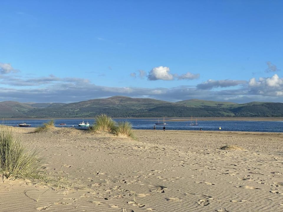 Lovely seafront 2 bedroom Apartment 4 Apartment in Aberdyfi