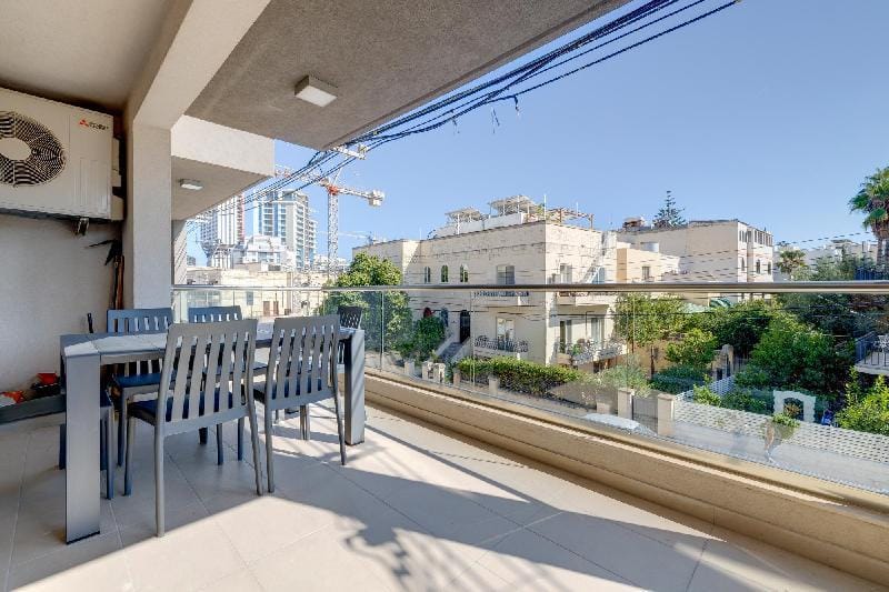 Marvellous 3BR Apartment in central St Julians Apartment in Saint Julians