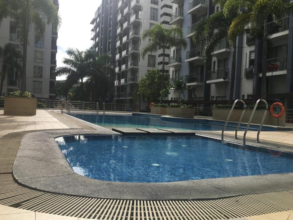 Cozy Condo Near NAIA with WIFI, Pool and Balcony Apartment hotel in Pasay
