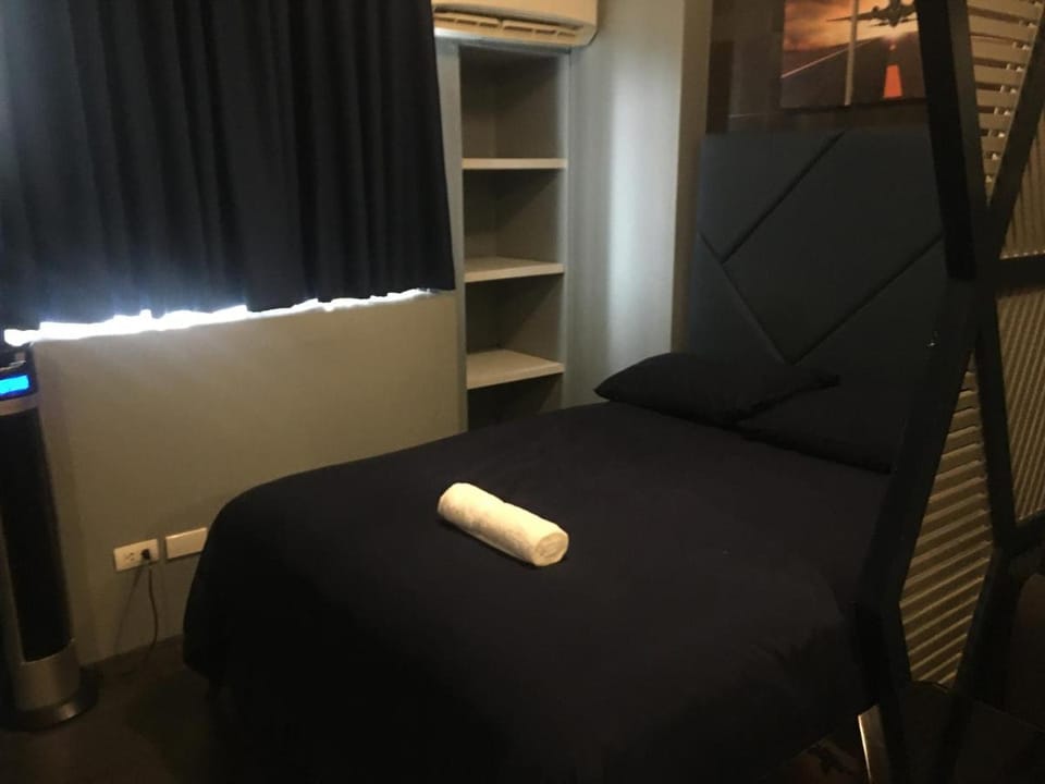 Cozy Condo Near NAIA with WIFI, Pool and Balcony Apartment hotel in Pasay