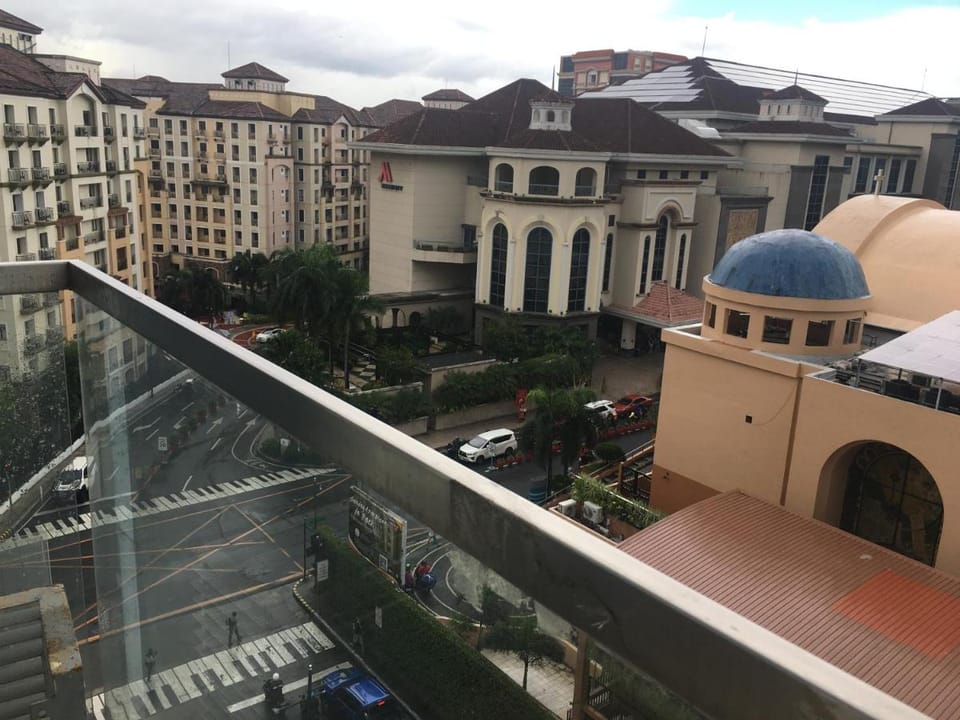 Cozy Condo Near NAIA with WIFI, Pool and Balcony Apartment hotel in Pasay