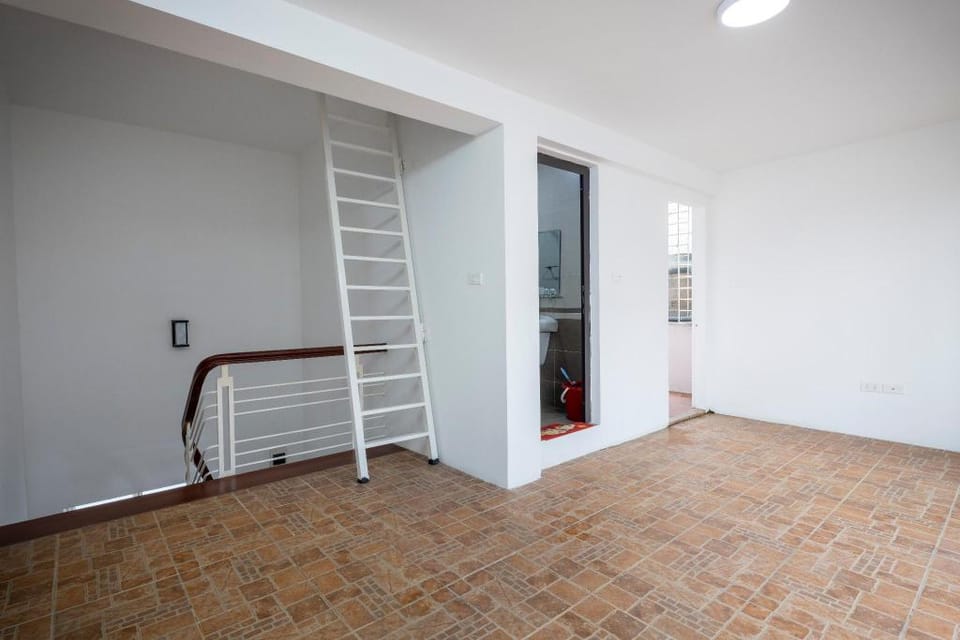 Lovely five-bedroom villa in Hanoi center Villa in Laos