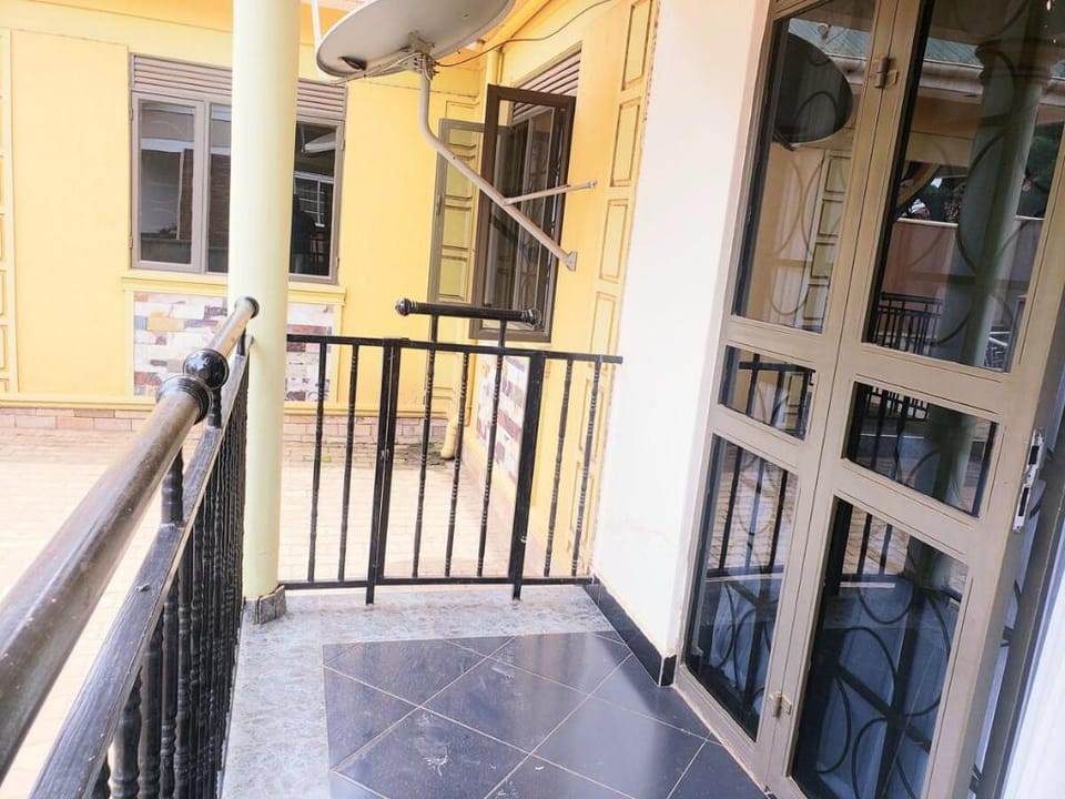 One bedroom + Wi-Fi + Netflix + Dstv + washer Vacation rental in Kampala
