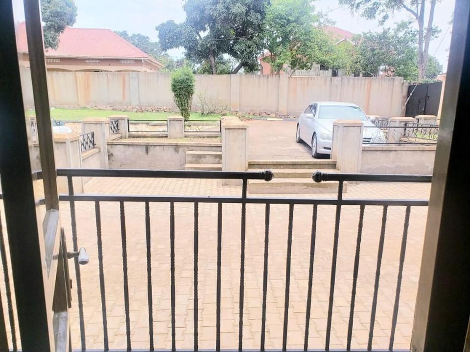 One bedroom + Wi-Fi + Netflix + Dstv + washer Vacation rental in Kampala